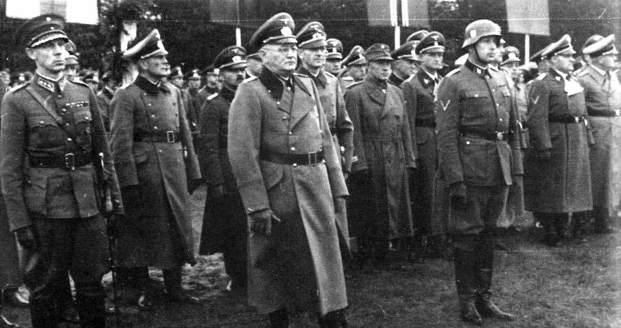 Suomalaisen SS-pataljoonan valatilaisuus ja lipunluovutus Gross-Bornissa 15. lokakuuta 1941. Edessä äärimmäisenä vasemmalla on Suomen Saksan sotilasasiamies, jääkärieversti Walter Horn.