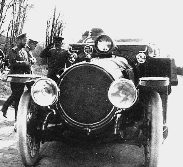 Hakaristi jäähdytinkoristeena keisari Nikolai II:n Delaunay-Belleville-autossa vuonna 1915. Kuva: Rönny Rönnqvistin kokoelmat.