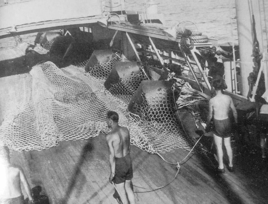 Torpedoverkkoa lasketaan Aspössä. Kuva: Juhani Lievosen kokoelmat. Torpedo netting being laid in Aspö. Photo: Juhani Lievonen s collection.