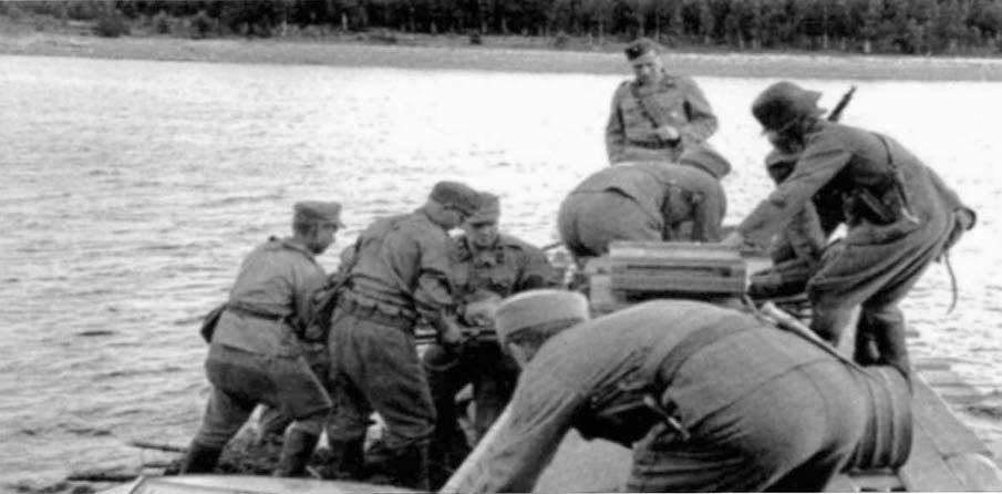 Haavoittuneita kuljetetaan Teikarsaaren taistelusta 1.7.1944. Kuva: Puolustusvoimat. Wounded being moved to the rear during the battle of Teikarsaari on 1 st July 1944. Photo: Finnish Defense Forces.