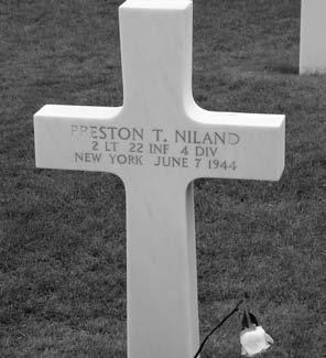 Vänrikki Preston T. Nilandin hauta amerikkalaisten sotilaiden hautausmaalla Omaha-rantautumisalueen tuntumassa. Valok. Pentti Airio. The grave of Second Lieutenant Preston T.