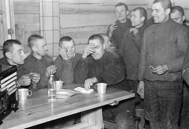 Sotavankeja viettämässä leppoisaa vapaahetkeä Karvian sotavankileirillä. Kuva: Puolustusvoimat. Prisoners of war take it easy in the POW camp in Karvia in south-western Finland.