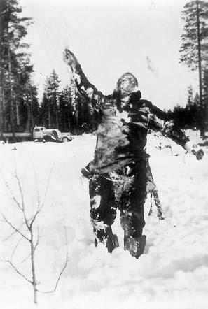 Kaatuneen vihollissotilaan pystyyn nostettu jäätynyt ruumis. Vastustajan ruumiin häpäiseminen sodassa kuului myös alkuperäiskansojen riitteihin. Kuva: Olli Kleemolan kokoelmat.