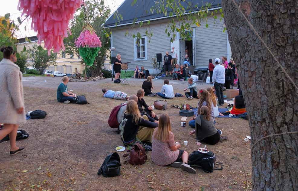 haistellaan, maistellaan, aistitaan uusia tuulia.