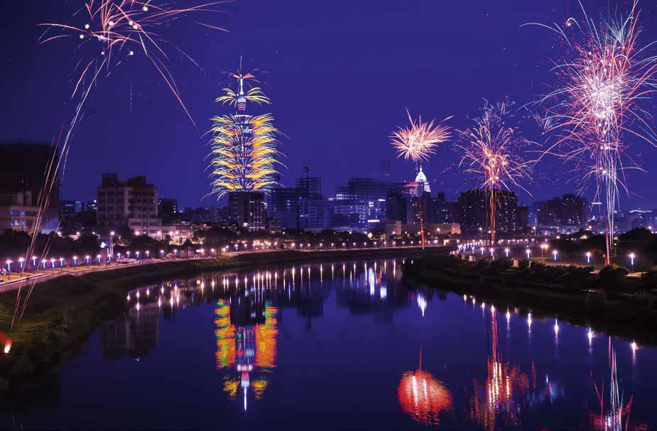 VANGITSE RAKETIT SUOTIMELLA Taiwanin pääkaupungin Taipein tunnetuin kohde, pilvenpiirtäjä Taipei 101, on perinteisesti koko uuden vuoden juhlinnan keskus.