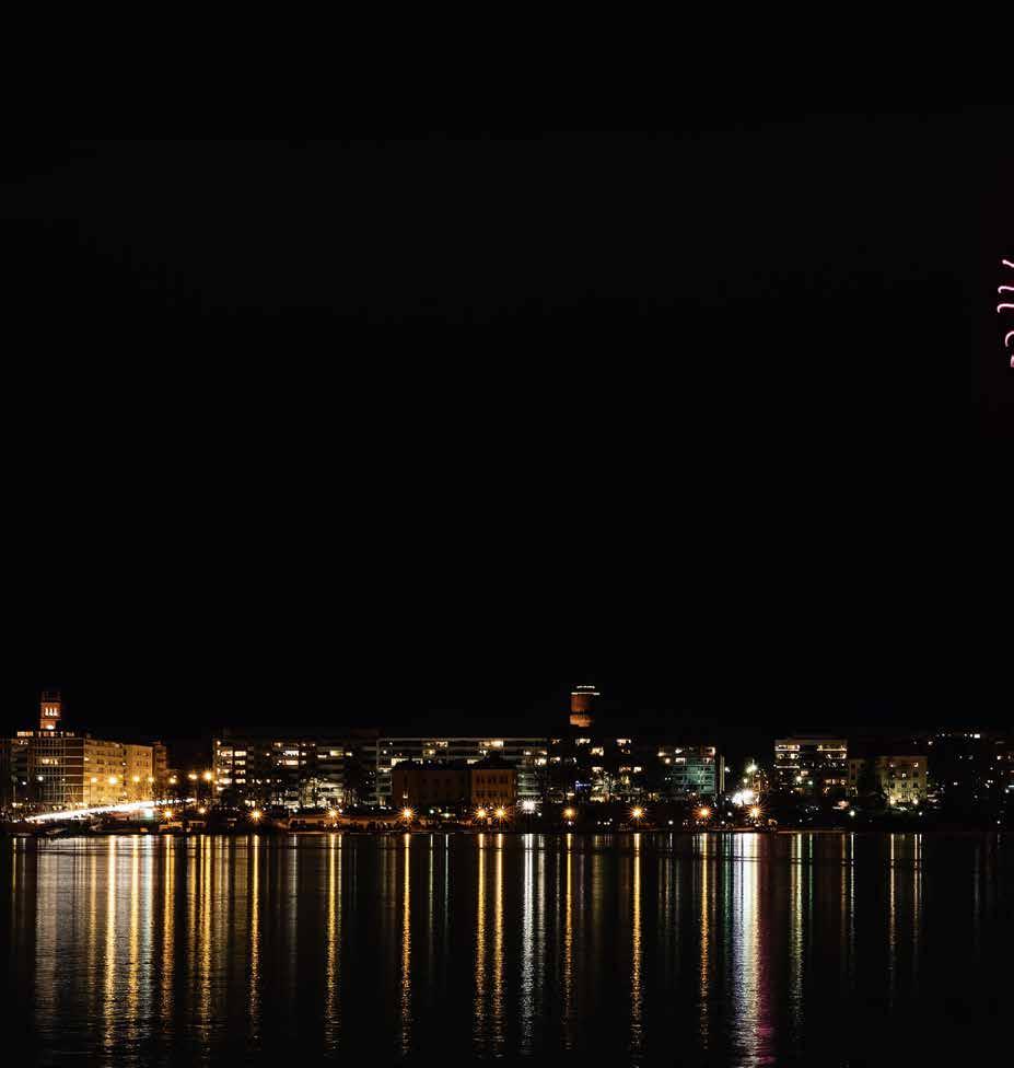 Tässä kuvassa suljinaika on 30 sekuntia. ALOITA AJOISSA Parhaiten onnistuvat ilotulituksen alussa otetut kuvat. Jokainen ilotulite levittää ilmaan savua.