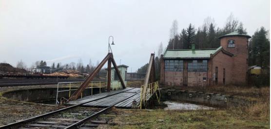 Alun perin kaksikerroksisessa rakennuksessa oli teatterisali, kahvila ja ravintola, Pielisentien puolella oli Pielisjärven yleisen osuusliikkeen myymälä.