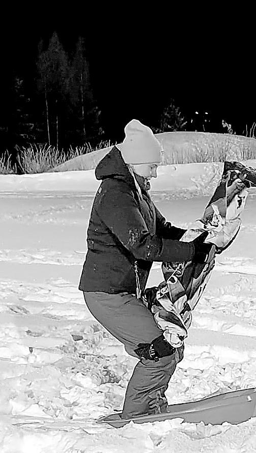 t uaikaa laduilla Pieni joukko punaposkisia, puheliaita naisia häärii makkaranpaistossa. Osa on hiihtänyt paikalle jo hyvän matkaa lähtien liikkeelle Hyökännummelta tai Seuriksen tienoilta.