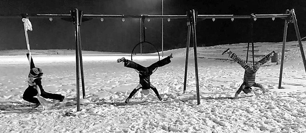Lasse palvelee naisia tuoden meille lisää kuumaa glögiä. Ohi ajaa latukone, jonka puikoissa on tänä sunnuntaina Miro Ruotsalainen.