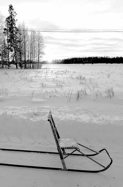 Niklander on Suomen kirjailijaliiton varapuheenjohtaja. Mäntsälän 400-vuotisjuhliin 1985 hän kirjoitti näytelmän Aleksis ja Auroora, joka kertoo historian tapahtumista Hemmilän talossa Ohkolassa.