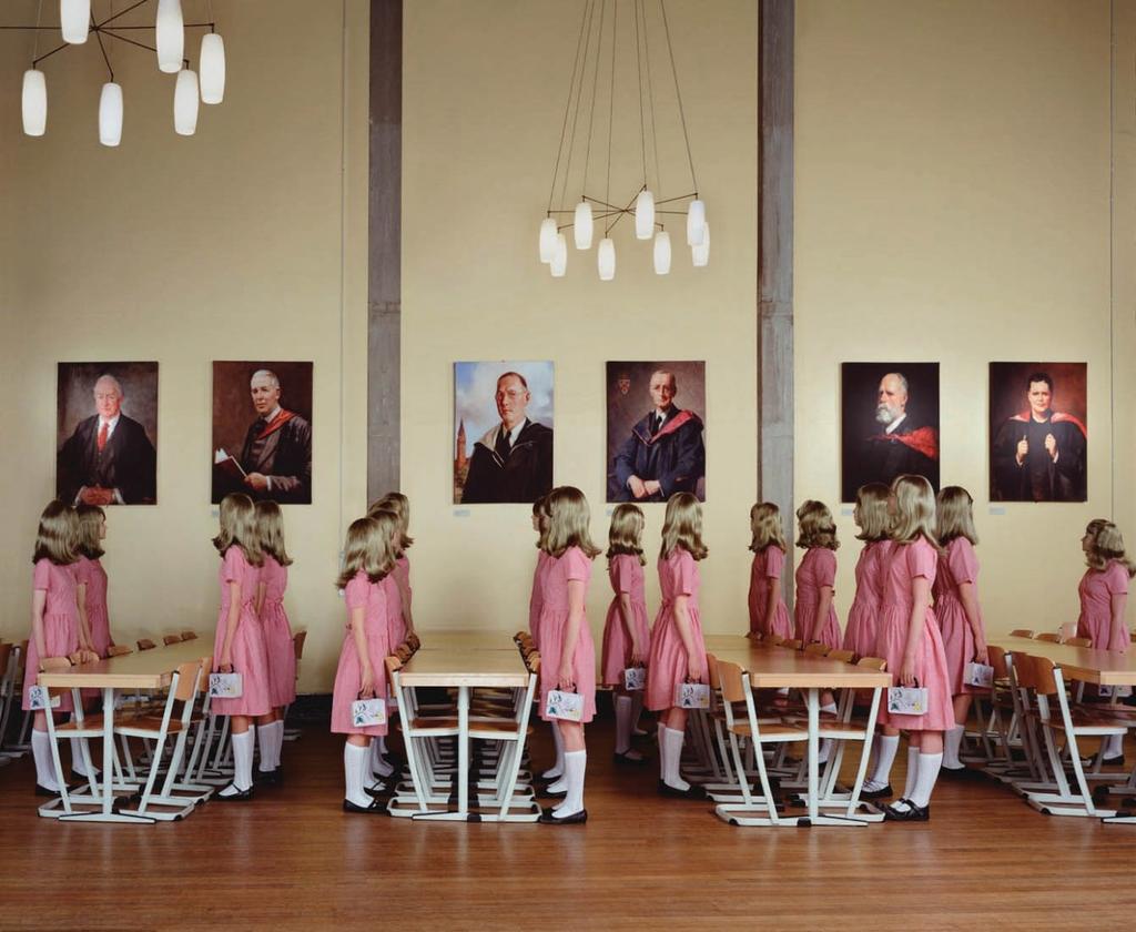 Julia Fullerton-Batten: Dining hall (standing), 2007 73 Mieskuvan edessä kunnioitus, kuuliaisuus, häpeä. Passivoitu tieto, tieto ilman leikkiä ja iloa.