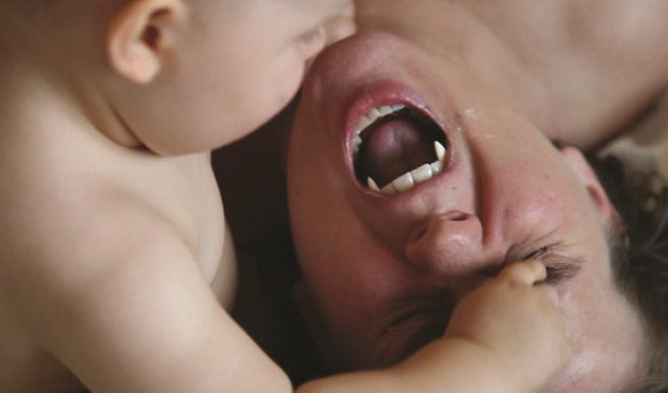 Minna Suoniemi: Lullaby, 2012 169 Lapsi on naisen kantama olento. Nainen kantaa vauvan hirviöllisessä kehossaan. 170 Neitsyt Maria, Madonna, Jumalanäiti.