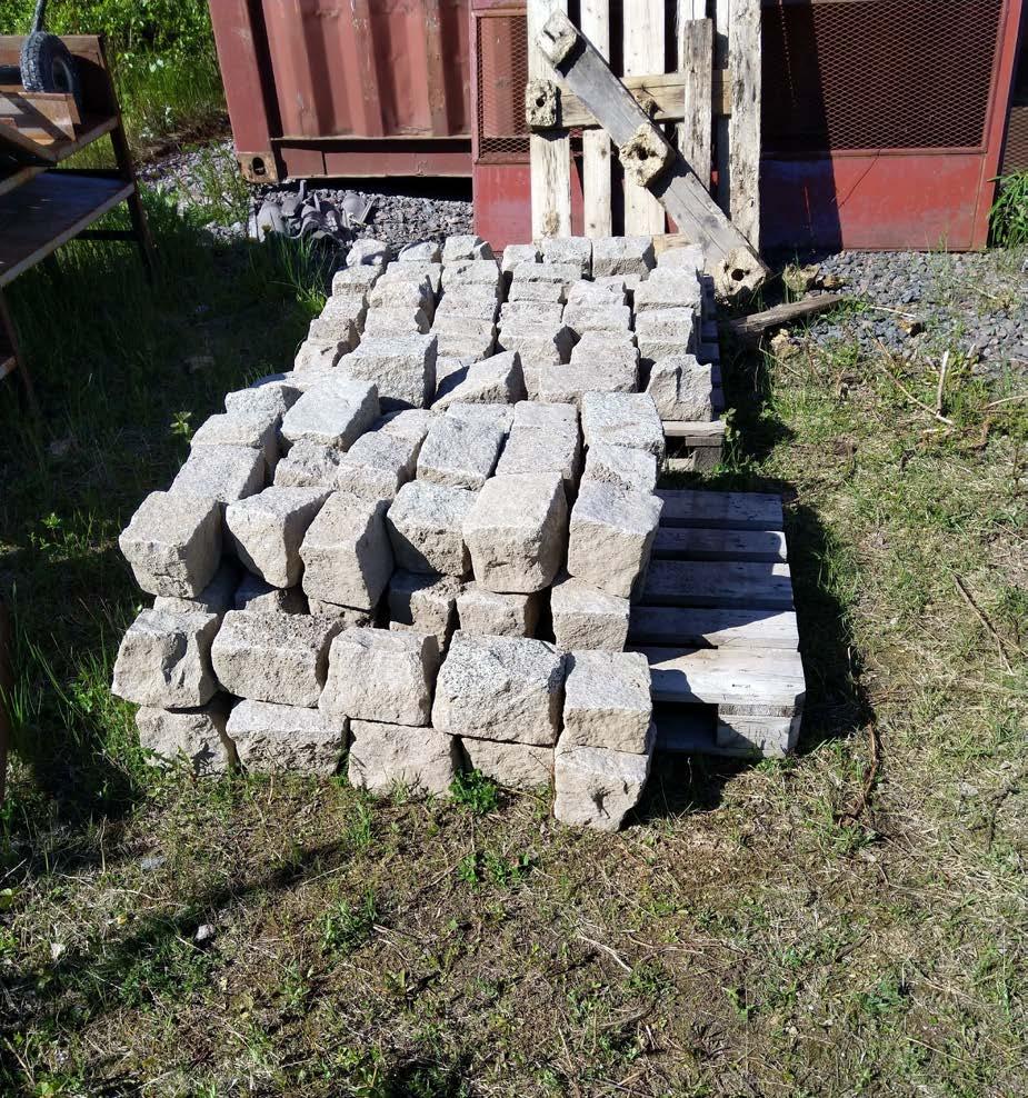 Graniittiset nupukivet kuljetettiin Luotsisäätiön rakennuskierrätykseen myyntiä varten.
