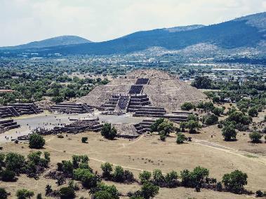 Mexico City Kuva 23. Vasemmassa yläkulmassa Teotihuacánin muinaiskaupunki. Oikeassa yläkulmassa näkymät Chapultepec castlen parvekkeelta.