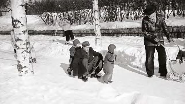 Kuva 4. Isät lasten kanssa liikenteessä Hietakannaksen puistossa 1950-luvulla. Kuva: Väinö Kannisto, Helsingin kaupunginmuseo.