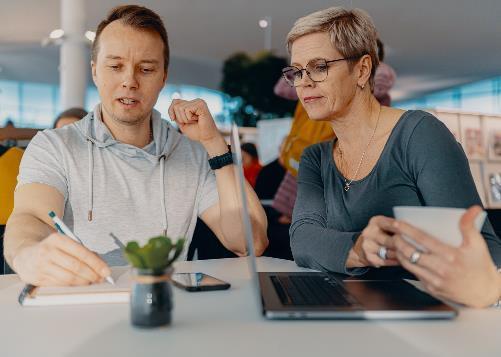 Digitaidot hyötyjä ja hupia Yhteiskunta sähköistyy nopeaa vauhtia Suomalaiset ovat