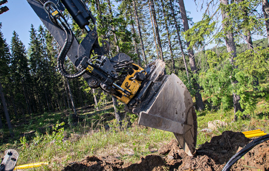 TAIPUU, KÄÄNTYY. Engconin rototiltti on luonnollinen jatke kaivupuomille.