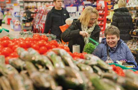 Suurissa kaupoissa käsitellään niin suuria määriä tavaraa, että liikkumisen esteettömyys rakentuu lähes automaattisesti. Vihannesosastolla tuotteet on tapana asettaa suuriin kekoihin.