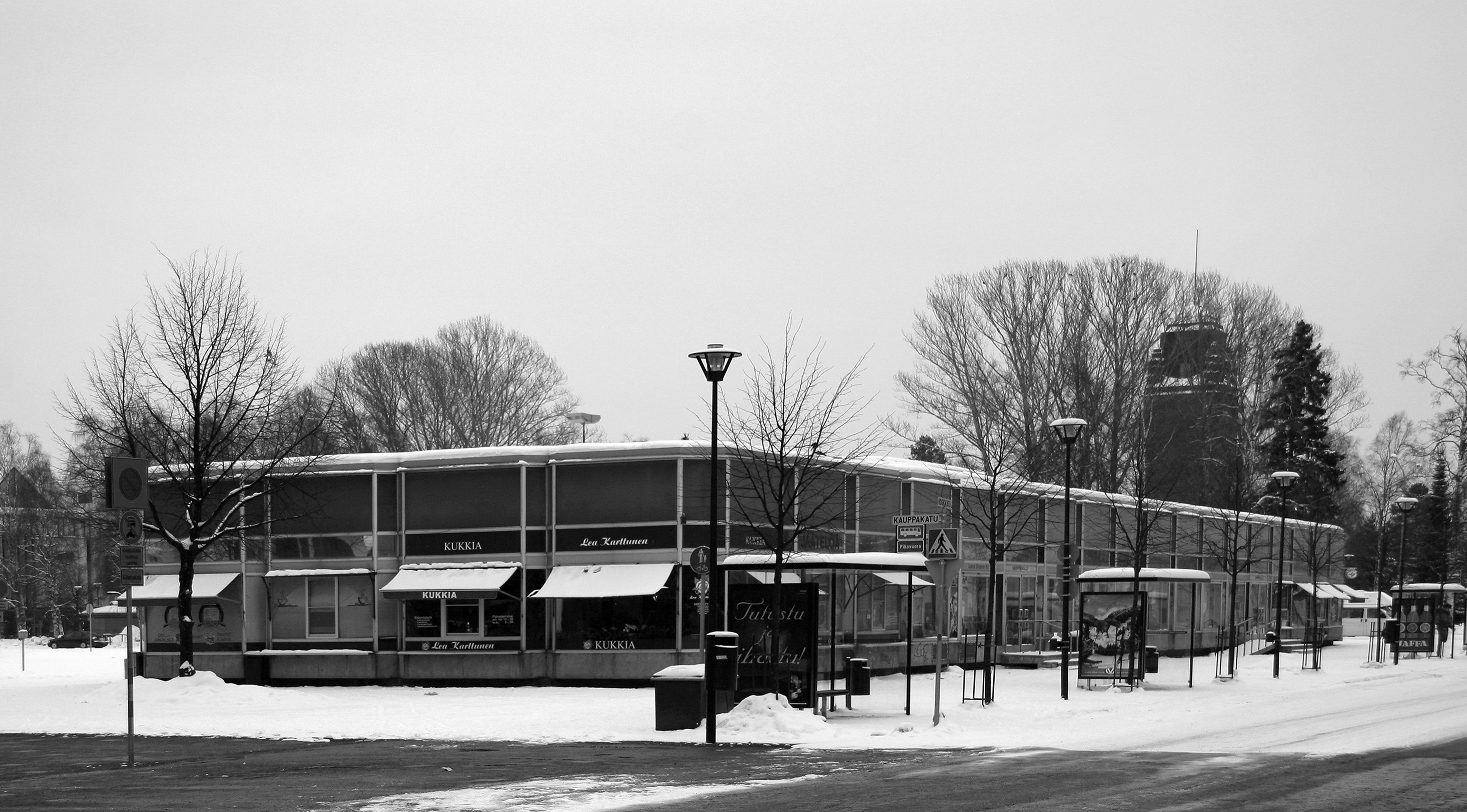 KUVA 2 Mauno Tuomiston suunnittelema kauppahalli vuonna 2009. kuva: pekka piiparinen vetosi kannanotossaan juuri vanhan puisen hallin purkuprosessiin.