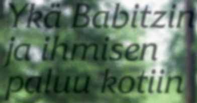 Ikkunan ääressä istuu pitkähiuksinen vaalea nainen. Dreijassa pyörii viimeistelyä vaille valmis tuhkauurna, jonka pinnasta veitsi irrottaa ohuen ohuita savilastuja.