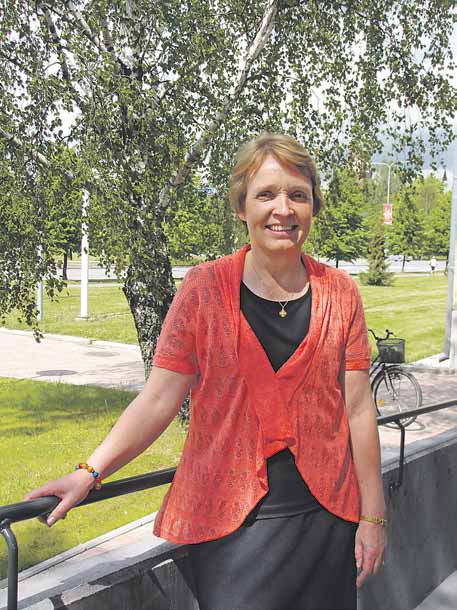 Laila Mäki-Kerttula sanoo, että seurakunnissa usein kannatetaan ja tuetaan helpommin henkilöitä, jotka sitten kirjoittavat lähettikirjeitä.
