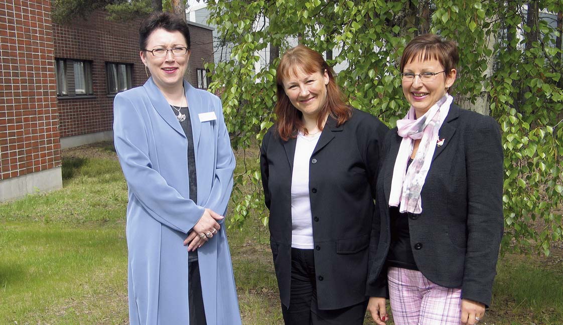 TEKSTI JA KUVA: MARJA KOIVUNEN, PROJEKTISIHTEERI, PEDAKLUSTERI-HANKE Henkilökohtaistaminen motivoi opiskelemaan Anu Pynnönen, Jaana Kumpula ja Eeva Koljonen Mikkelin aikuiskoulutuskeskuksen pihalla