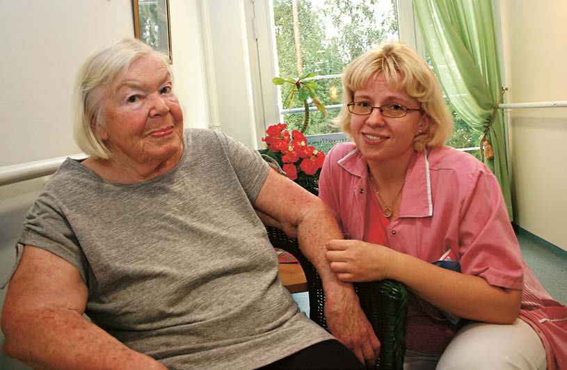 Taavinkodin asukas Kaisa Kalsola iloitsee joka aamu, kun virolainen sairaanhoitaja Krista Grönlund tulee töihin. 102 kuin ryhmätasolla.