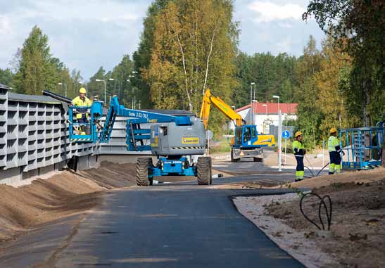 Ville Mäki- Lohiluoma työskenteli Raitotiellä. Juha Schönberg (vas.) ja Tuomas Puolimatka Koitelinkosken siltatyömaalla Kiimingissä. Puutarhuri Rauni Ståhle työskenteli Raitotien työmaalla.