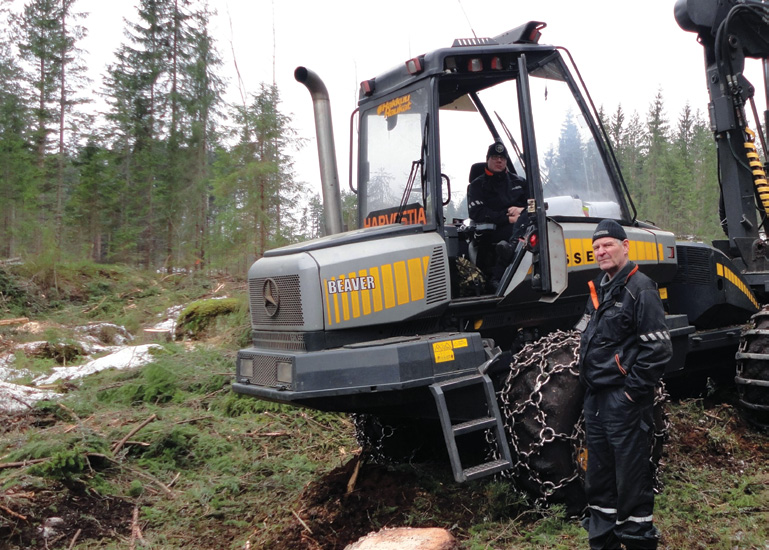 Y R I T T Ä J Ä Metsäkoneurakointia yli viisikymmentä vuotta Harvestia työllistää vuodessa noin kahdeksankymmentä hakkuukoneketjua. Yksi urakoitsijoistamme on haminalainen Hakkuuhaukat Oy.