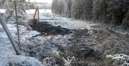 l u o n t o Lintukosteikon kaivutyöt tehtiin menneen talven aikana. Pitkäpuomisella kaivurilla kosteikko saatiin kaivettua muutamassa päivässä.