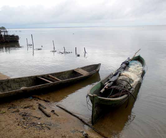 Kun laguuni tyhjenee Nicaraguan Karibialla kalastajat ovat säilöneet vähäisen saaliinsa jäihin ja vetäneet veneensä rantaan.