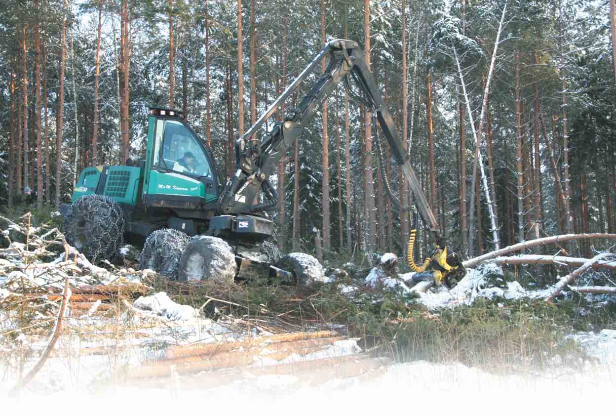 Pentti Lahola, 68, sen tietää Kokemus on myrskysavotalla valttia Timberjack 1270 D -harvesteri etenee tammikuisessa pakkassäässä myrskyn kaatamien puiden keskellä tarkassa järjestyksessä konkelolta