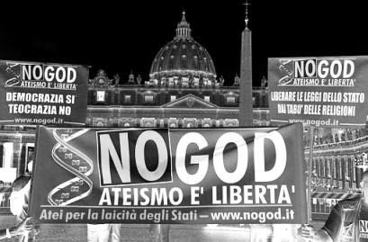 kesäpäivät Italian radikaalipuolueen ja gay-järjestöjen mielenosoittajat Pietarin Basilican edessä Vatikaanissa 31.7.2003. Kylteissä vaaditaan mm. poistamaan valtioiden laeista uskonnolliset tabut.