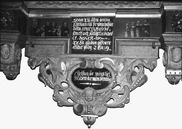 5. luku: Lahjoittajien kuvat Suomessa 1600- ja 1700-luvuilla 263 Kuva 93: Lahjoituskirjoitus, yksityiskohta Henrik Sonckin perheen epitafilaitteesta, 1653. Maalaus puulle. Rauman kirkko.