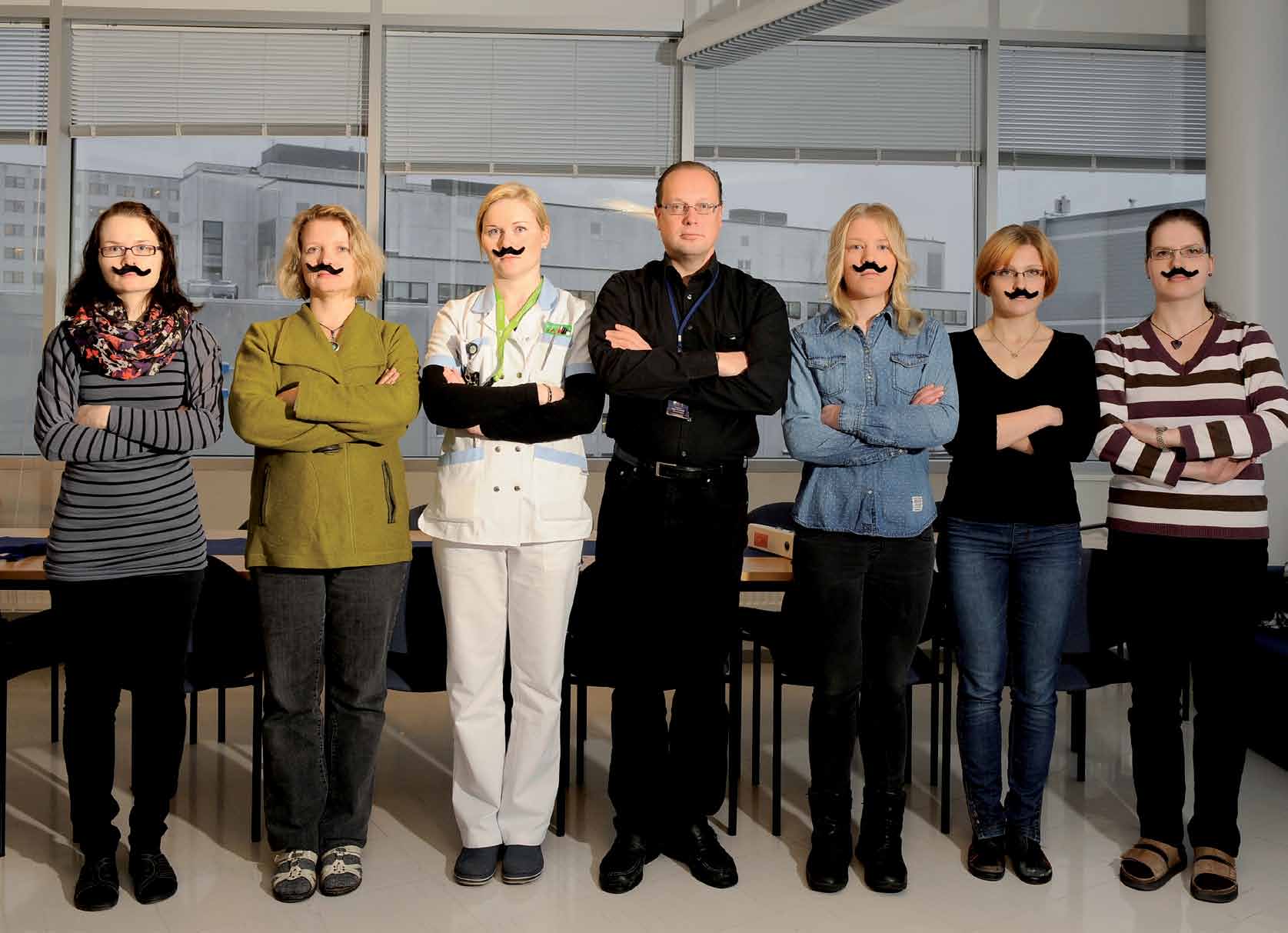 Tapio Visakorven tutkimusryhmä sai ison apurahan viiksien kasvattamisella rahoja keräävästä Movemberkampanjasta. Ryhmään kuuluu reilut kymmenen tutkijaa. Kuvassa Heini Kallio (vas.