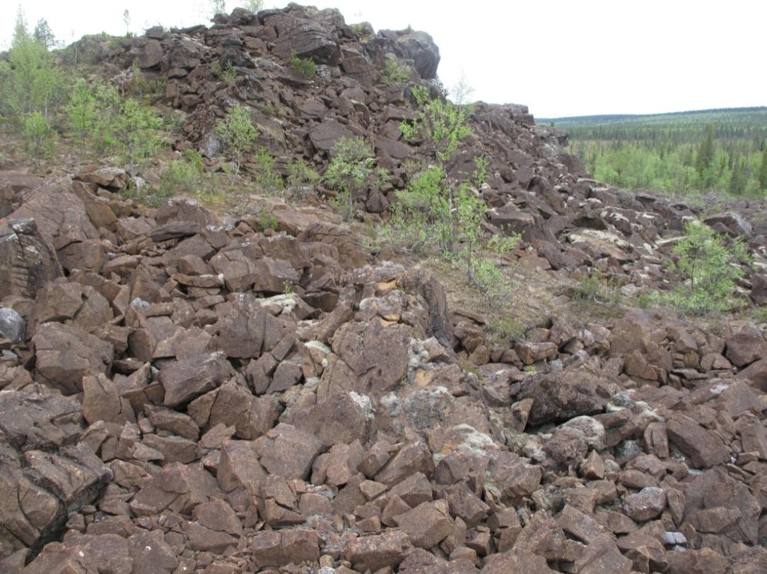 GEOLOGIAN TUTKIMUSKESKUS 19.3.2015 18 Kuva 11. Pirunkirkon kyttyrämäinen kalliopaljastuma ja lohkareikko 11.