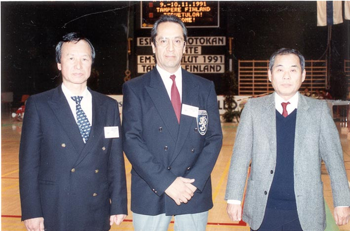 Senseit Enoeda ja Mori kanssa Tampereella 1991 E.S.K.A: EM kilpailuissa. Kaksi todellista mestaria, joilla on tarpeeksi meriittiä tullakseen kutsutuksi mestariksi.