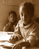 Etiopiassa eletään suurperheissä Etiopiassa perheet ovat suuria ja lähimmät sukulaiset asuvat usein samassa kylässä tai jopa samassa talossa.