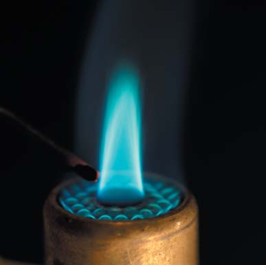 Kynttilän valo tulee nokihiukkasten hehkusta, nestekaasun palaessa syntyneiden vesimolekyylien virittymisestä.
