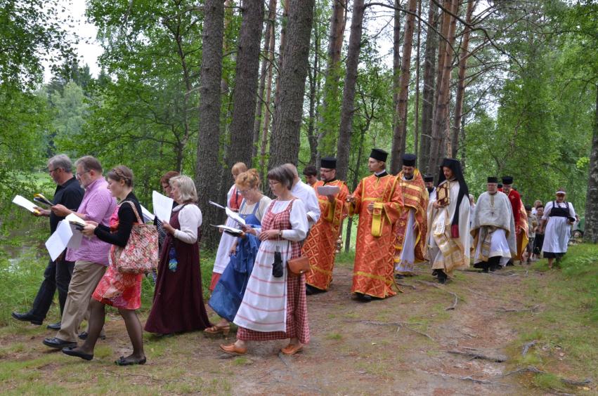 Ilomantsin kylälle, johon menemme viettämään iltaa kyläläisten kanssa. Kuten arvata saattaa, ovat Ilomantsin kylät useampaankin kertaan käyty.