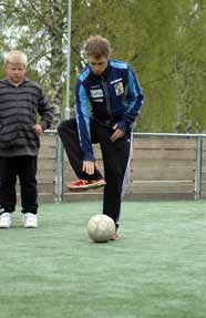 Maalipallo Pelivälineenä ovat huivit, kilisevä kulkuspallo, esimerkiksi maalipallo tai kilisevä kenkopallo, voimistelumattoja ja merkkikartioita. Muodostetaan kaksi kolmen hengen joukkuetta.