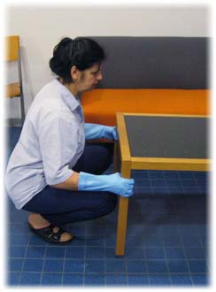 TYÖSKENTELE ERGONOMISESTI! 1) Tee työtä selkä suorana. 2) Nosta oikein. 3) Käytä molempia käsiä, kun teet työtä. Vuorottele käsiä, kun työskentelet. 4) Säädä välineiden varret oikealle korkeudelle.