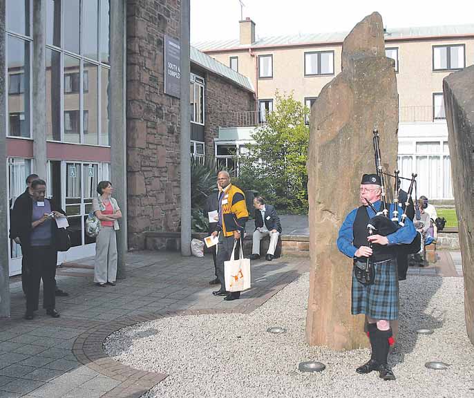 T e o l o g i a LÄHDE 10/2012 Lähetys tienhaarassa Maailmassa on parhaillaan menossa harvinainen historiallinen murrosvaihe, joka monessa mielessä on ainutlaatuinen.