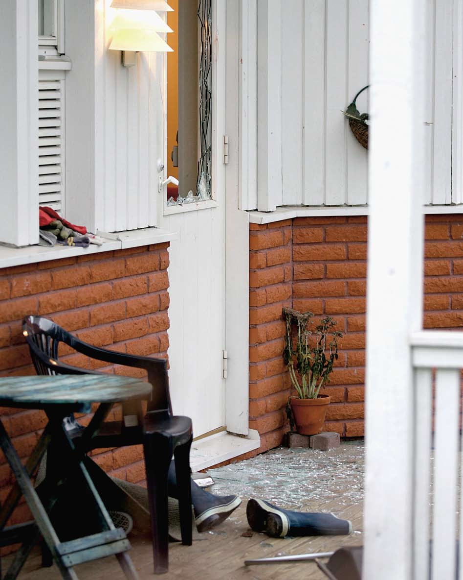 J u s s i P a r ta n e n Murhamies rikkoi takkahuoneen oven ikkunan. Iskä oli päivät pitkät töissä. Se lähti kuudelta ja palas varmaan kuudelta.