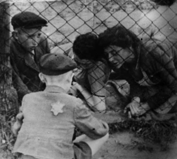 »He odottavat pahinta he eivät odota käsittämätöntä.«charlotte DELBO Poika ottaa jäähyväiset perheeltään Lodzin ghetossa syyskuussa 1942. Saksalaiset vaativat, että gheton väestöä on vähennettävä.