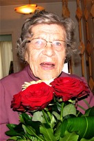 90 = 32872 Nina Rieppo täytti helmikuussa 90 vuotta. Se tekee 32872 päivää karkauspäivät mukaan lukien. Paljon armonpäiviä. Nina on syntyisin Karjalan Suistamon pitäjästä.
