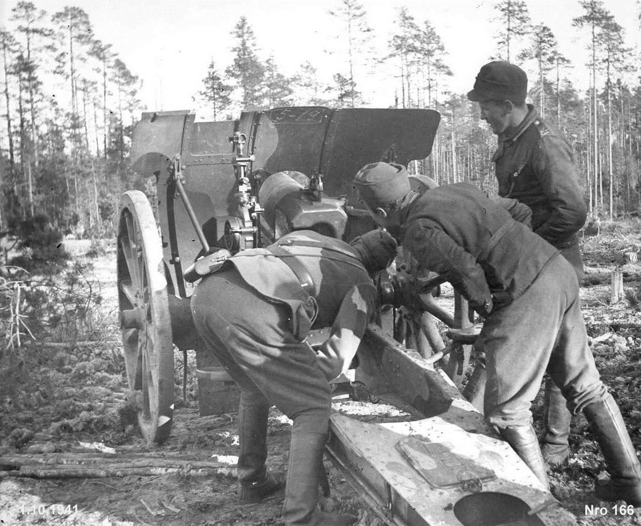 Nelkanjärvi Tykistö trimmataan valmiiksi huomiseen iskuun jolla vihollisasemaan avataan kahden pataljoonan (II