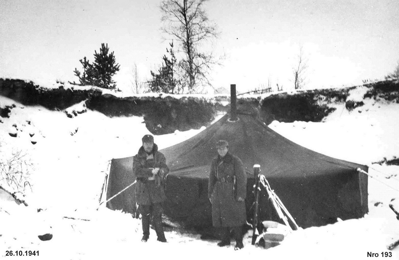 Mäntyselkä Pataljoonan (III/JR35) komentoteltta vallatussa kylässä.