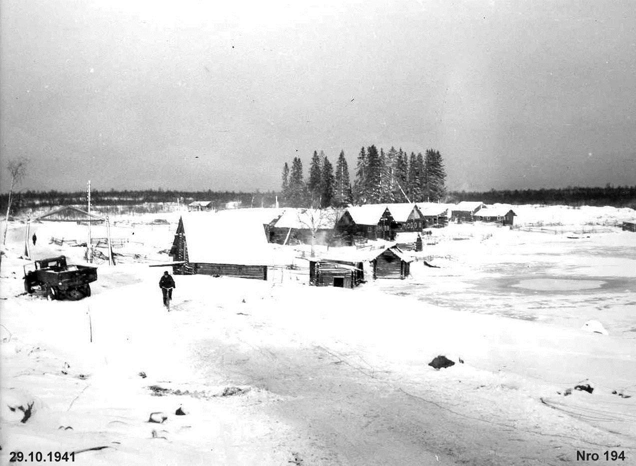 Mäntyselkä Karsikkojärven kylässä ja sen takana olevan salmen rinteellä ovat Mäntyselän puolustajan viimeiset linjat; niistäkin sen on luovuttava. Divisioonan (4.D) komentaja K. J.