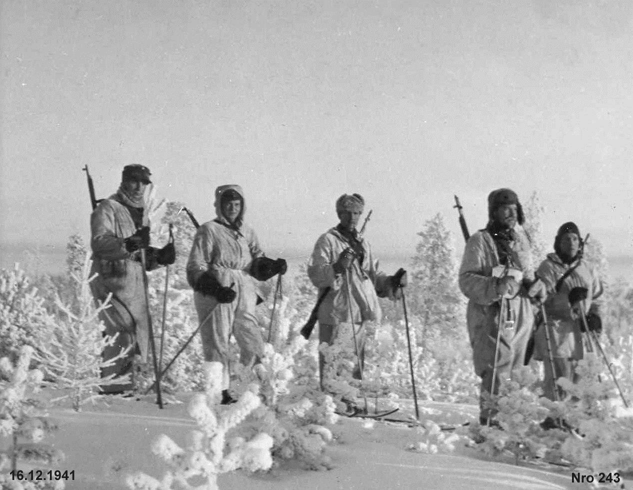 Merimaaselän rata Pataljoonan komentaja maastotiedustelussa. Oikealta: Into Koskinen, Niilo Honkala, Tauno Rinne, Tauno Lötjönen ja Onni Pitkänen.